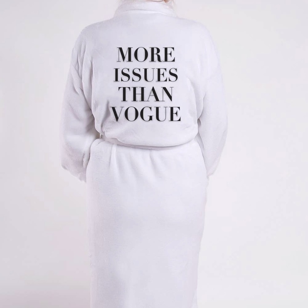 MORE ISSUES THAN VOGUE Robe